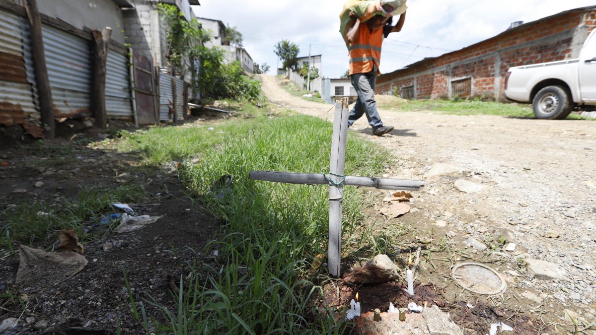 En el lugar donde quedó tirado el cadáver de García, los moradores colocaron dos velas, dos restos de balas encima de un ladrillo y una cruz.