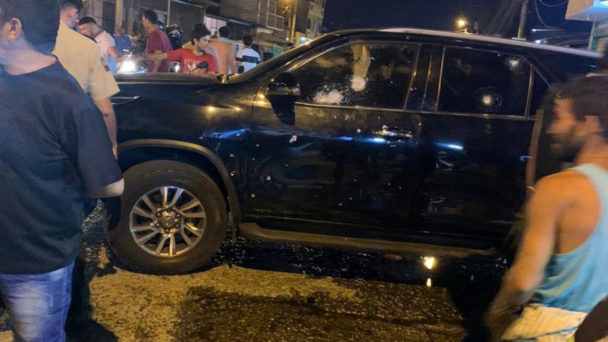 El carro en el que se movilizaban las víctimas del tiroteo en el Guasmo quedó con orificios. El automotor estaba blindado, según la información policial.
