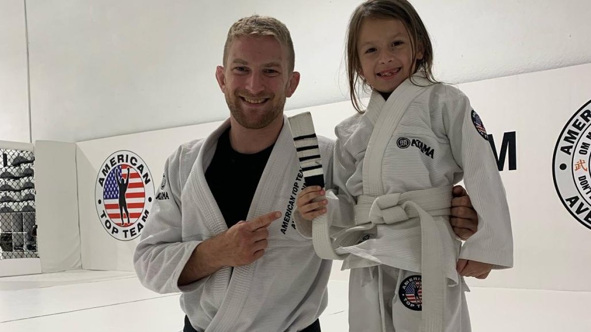 Lucía tuvo su primera clase de jiu-jitsu brasileño en el 2022.  Se entusiasmó al ver a su papá Dani entrenando.