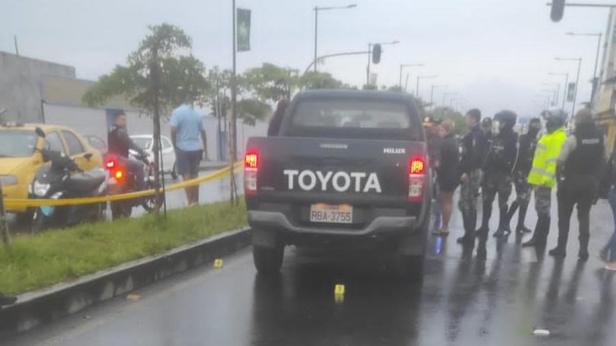 El cuerpo del fallecido quedó debajo de la camioneta en la que se transportaba.