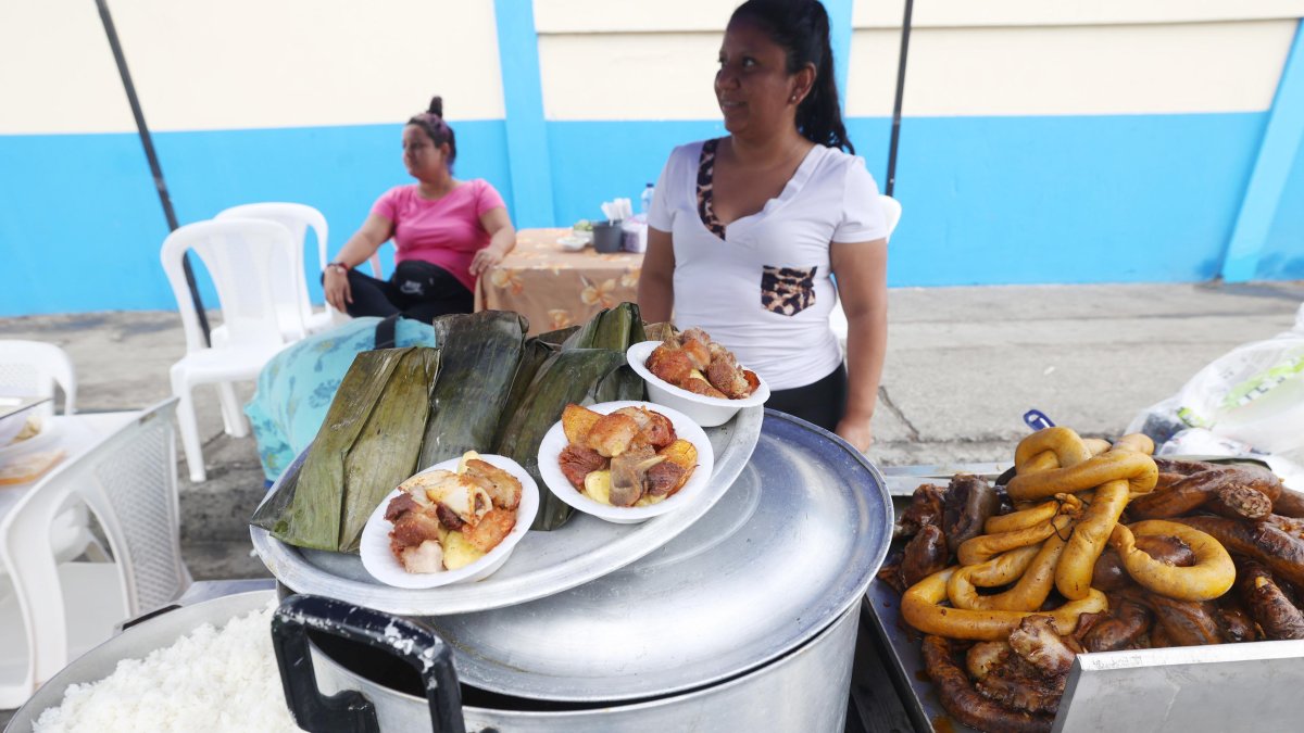 Fritada a un dólar, y caldo de salchicha, las delicias que habían.