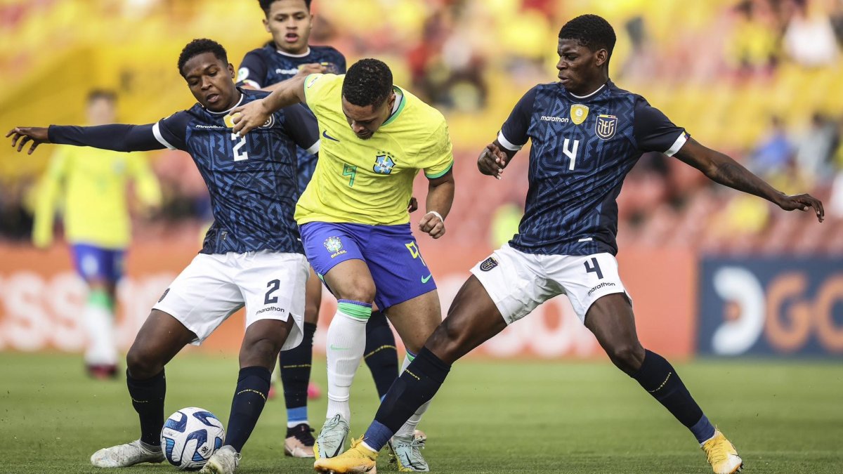 Davis Bautista (2) frenó varias veces al delantero Vitor Roque de Brasil, en el primer partido del hexagonal final del Sudamericano sub-20 de Colombia.