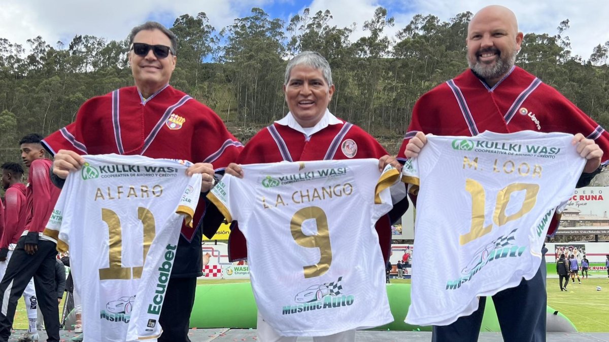 Ya se llevan y de maravilla... Carlos Alfaro Moreno, Luis Chango y Miguel Ángel Loor.