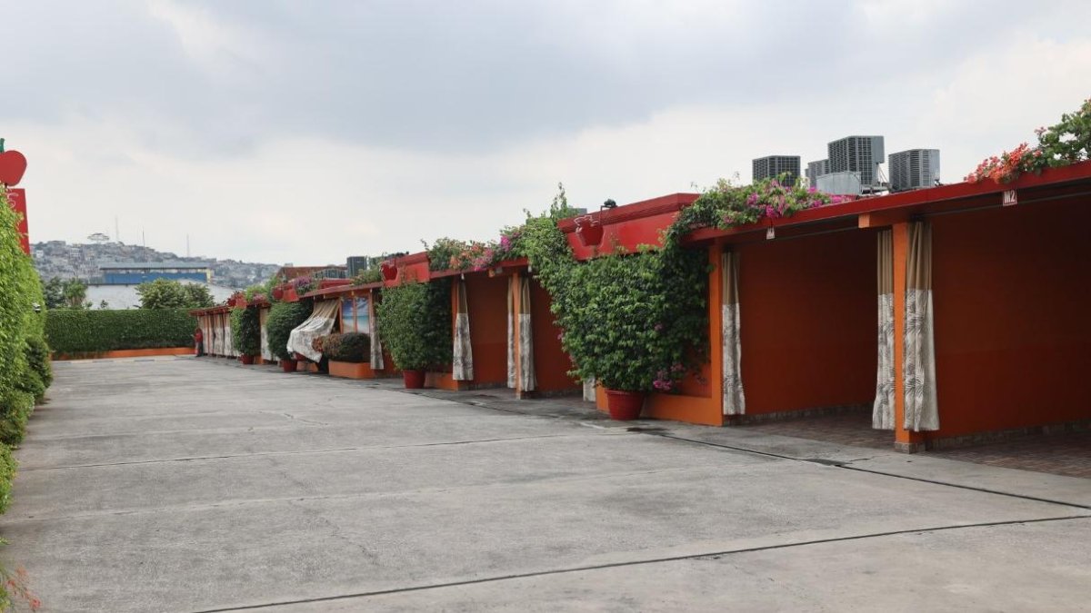 Una amante fue ayudada a salir de un motel cuando llegó la 'oficial' de su compañero de 'cuerpeo'.