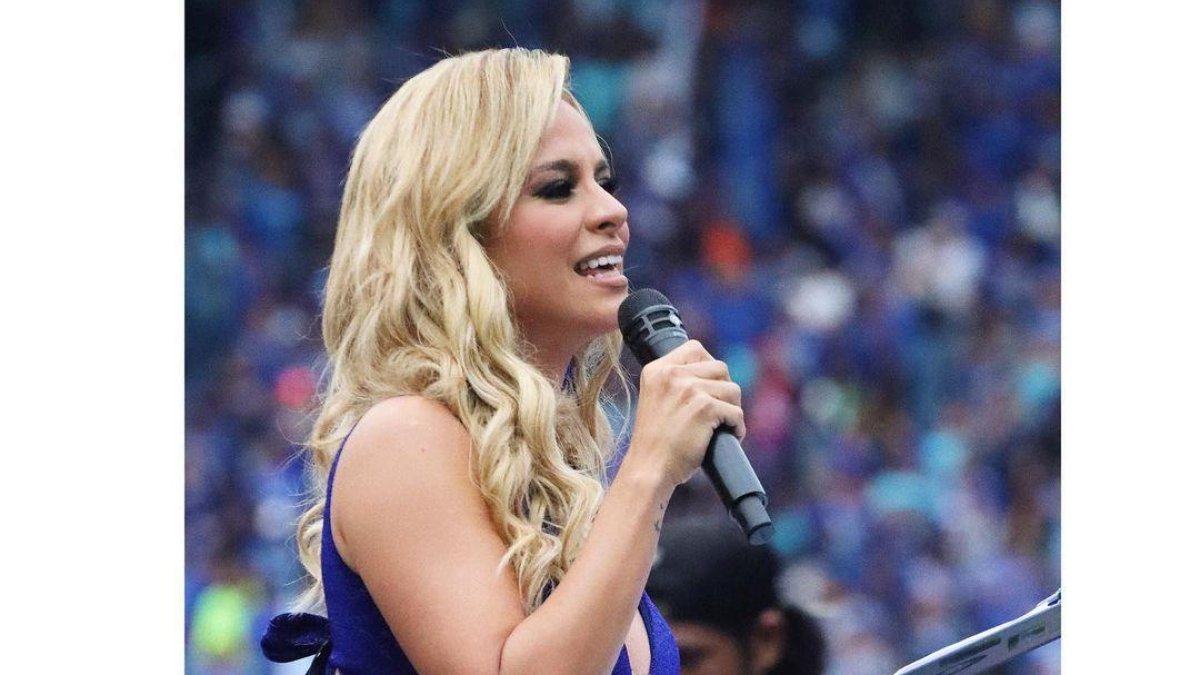 Los actores David Reinoso y Fabiola Véliz, hinchas del Club Sport Emelec, fueron los presentadores en la fiesta azul, pero no gustaron para nada.