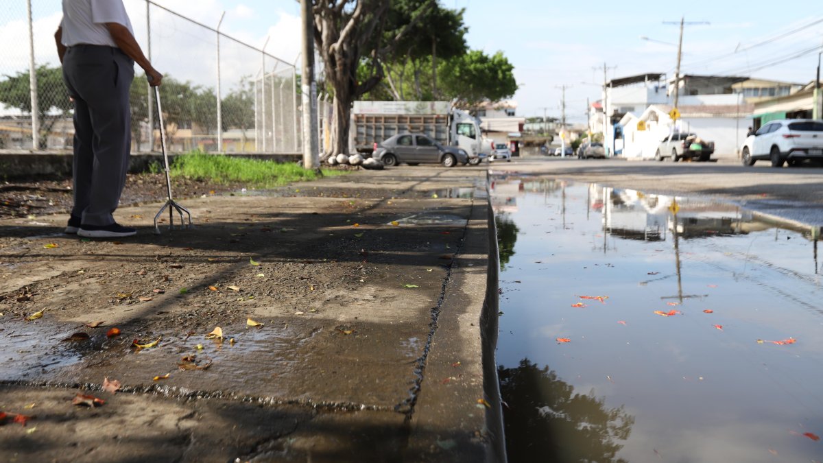 Pedro Palacios, de 82 años, tiene que buscar el  espacio sin agua para salir del ‘encierro’ y caminar hasta su vivienda.