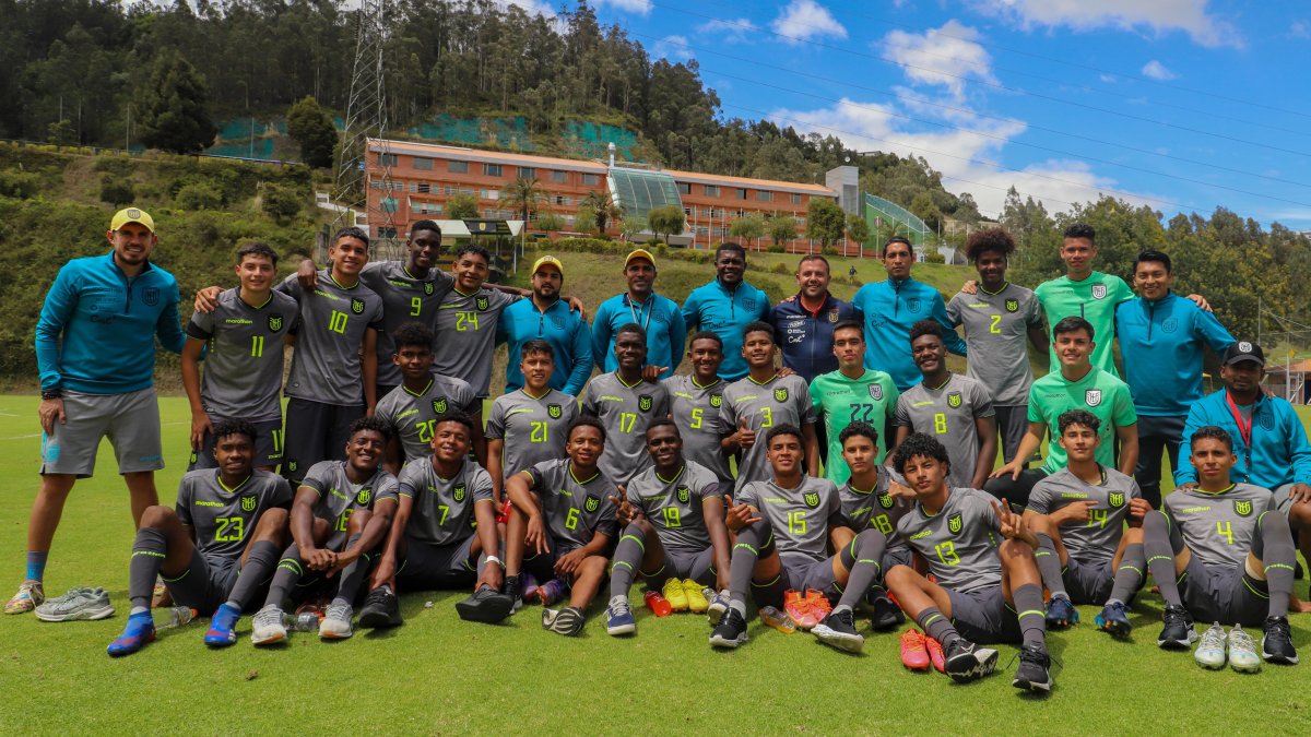 La sub 17 ha tenido 10 microciclos con el entrenador Diego Martínez (izquierda de gorra).