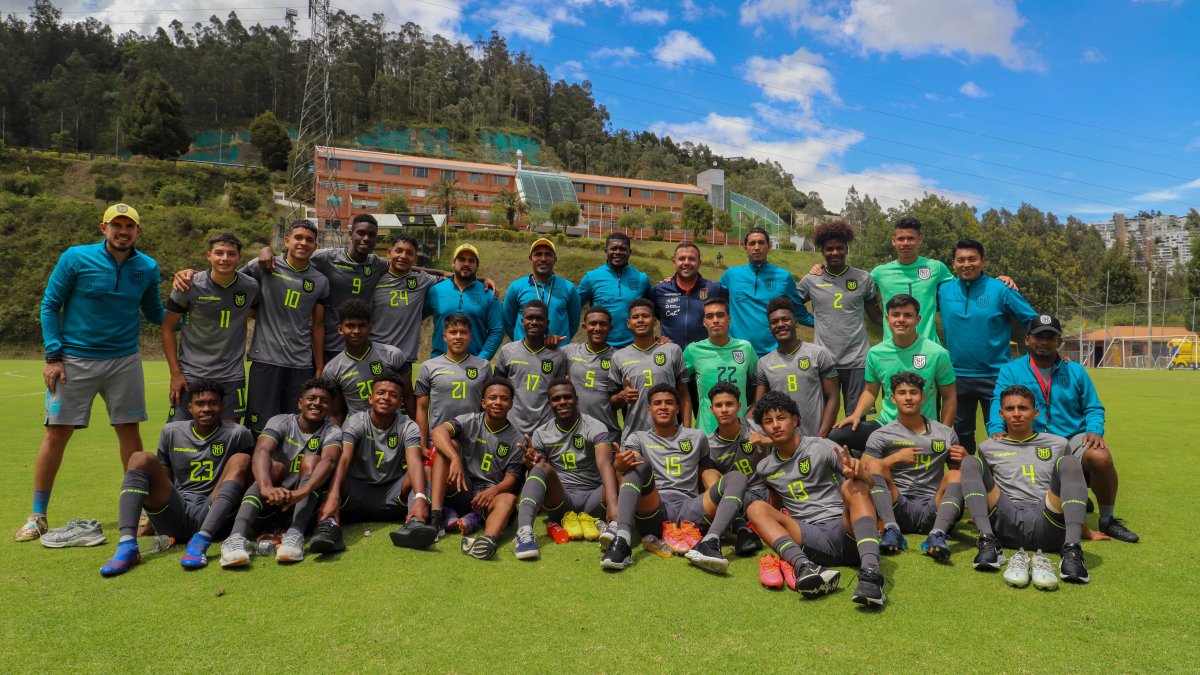 La sub 17 ha tenido 10 microciclos con el entrenador Diego Martínez (izquierda de gorra).