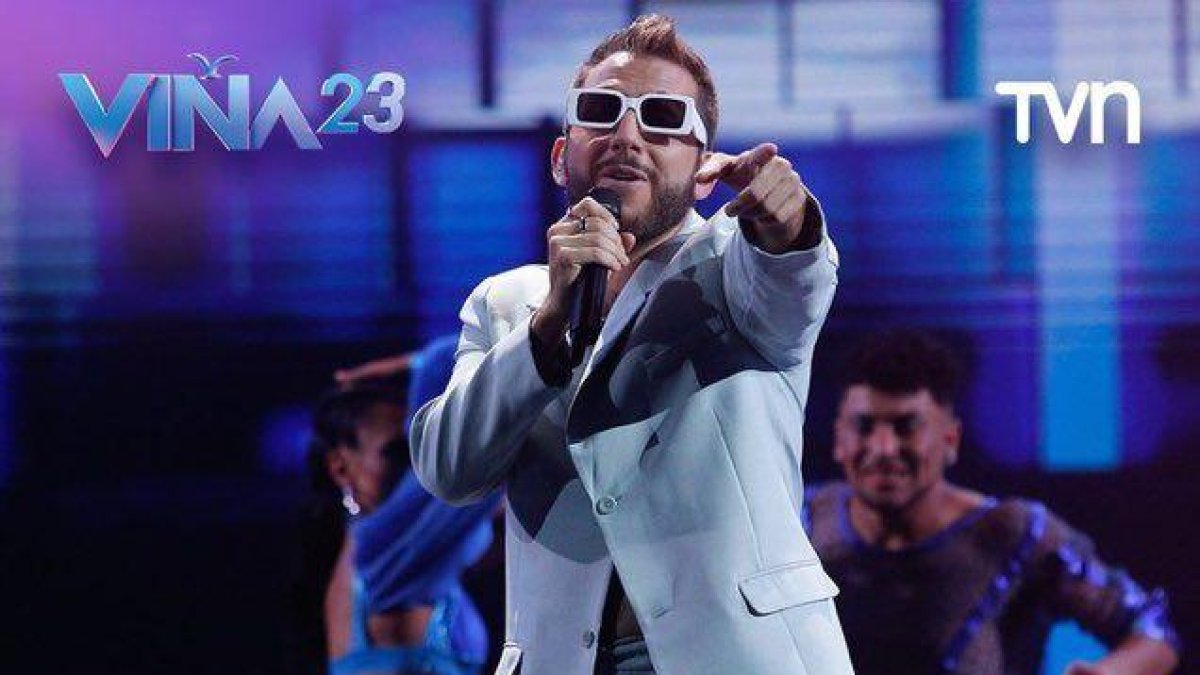 El cantante ecuatoriano interpretó su popular tema 'Lo Siento'.