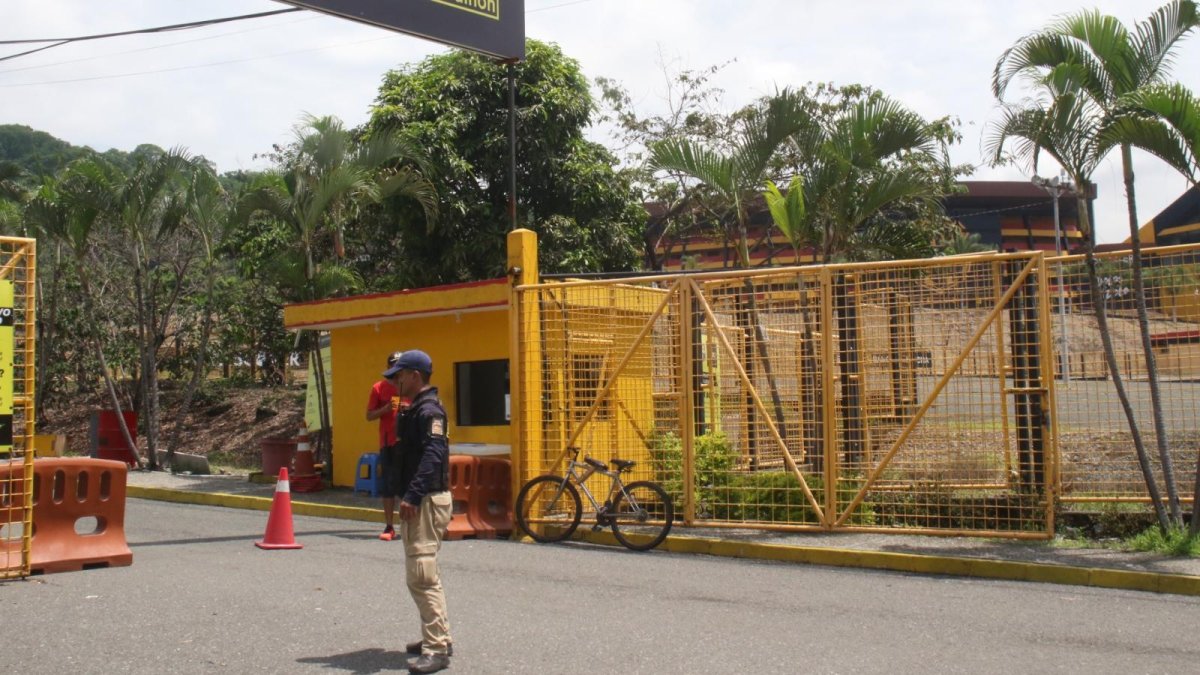 Andrés Campoverde lleva un año trabajando para el elenco canario en el portón de acceso a las inmediaciones del estadio Banco Pichincha. En su primer día resguardó el partido Ecuador-Argentina