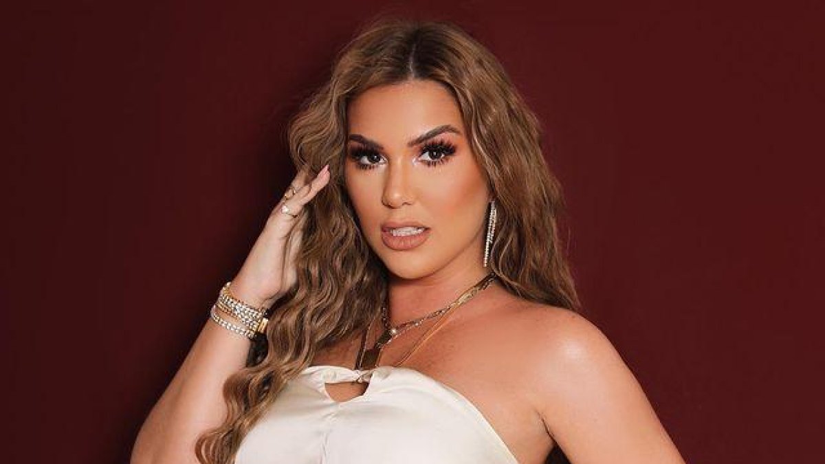 Carolina es actriz y presentadora de televisión ecuatoriana.