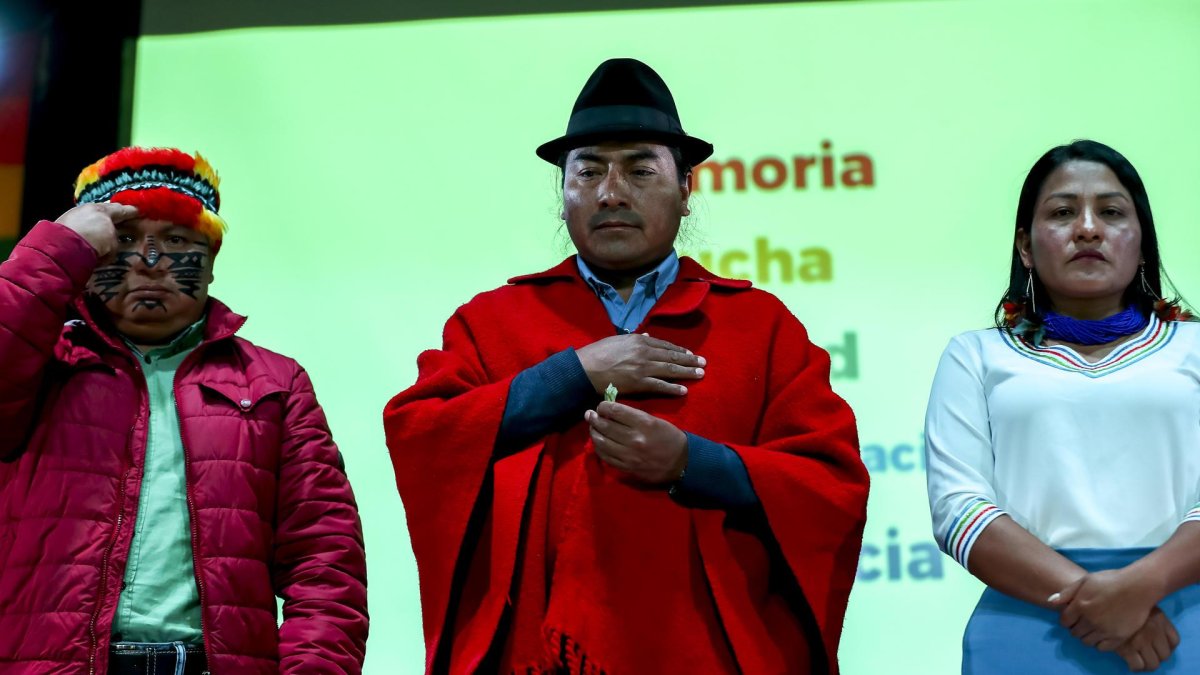 El presidente de la Confederación de Nacionalidades Indígenas del Ecuador (Conaie), Leonidas Iza, habla durante un discurso en la Casa de la Cultura, en Quito (Ecuador).