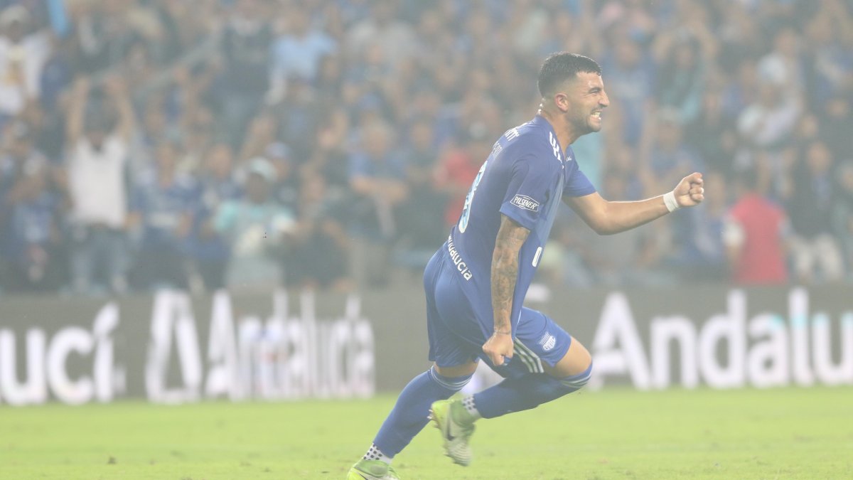 José Alberti destaca como volante mixto.