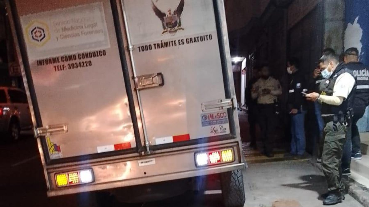 La policía todavía intenta ubicar a los compinches de la víctima.