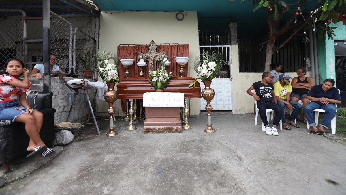 Los tres familiares de la joven son discapacitados. Los vecinos han intentado ayudar en todos los trámites de la difunta.