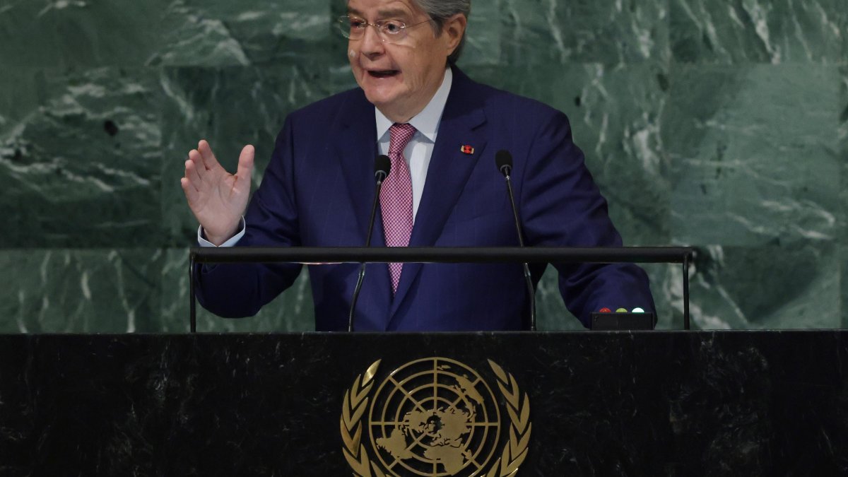 Lo acompañará el canciller Juan Carlos Holguín, el ministro de Producción, Julio José Prado, entre otros.