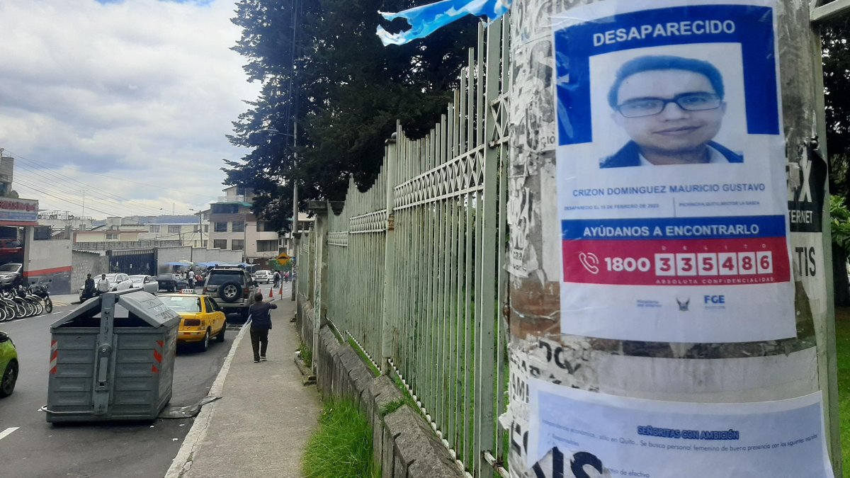 En los alrededores de la Universidad Central aún se observan los carteles que informaban sobre su desaparición.