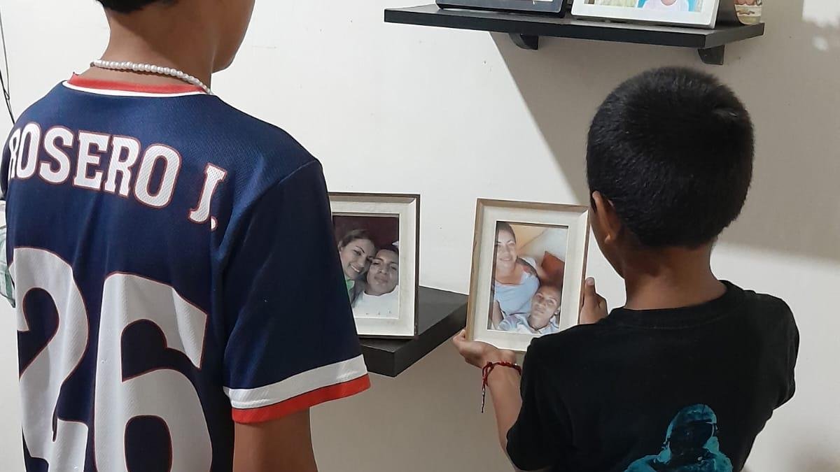 Catorce y nueve años tienen los hijos de Carlos y Jesenia. Los tres meses de su ausencia se les han vuelto eternos.