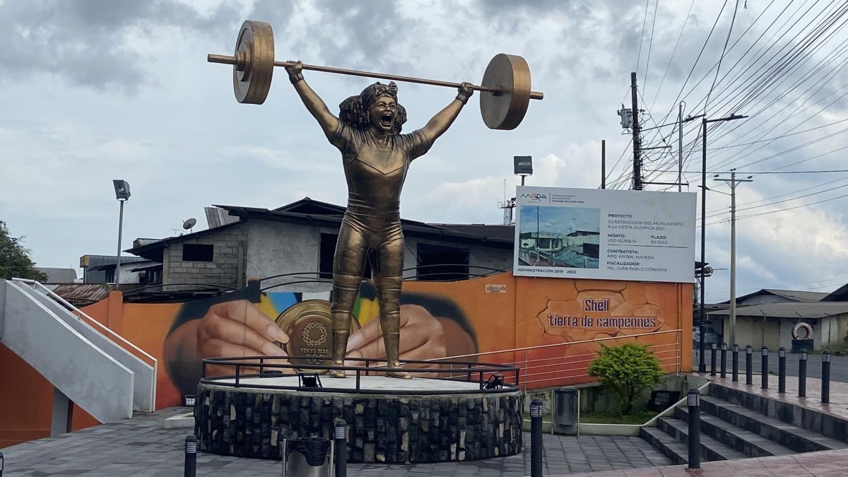 En el lugar donde está la estatua en honor a Neisi, antes había una de Blanca Nieve. Merecido cambio.