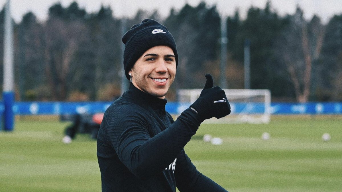 El argentino Enzo Fernández comandará la volante de los ingleses.