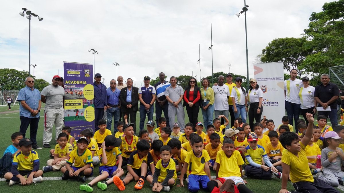 Niños y jóvenes están participando en los vacaciones en Parque Samanes.