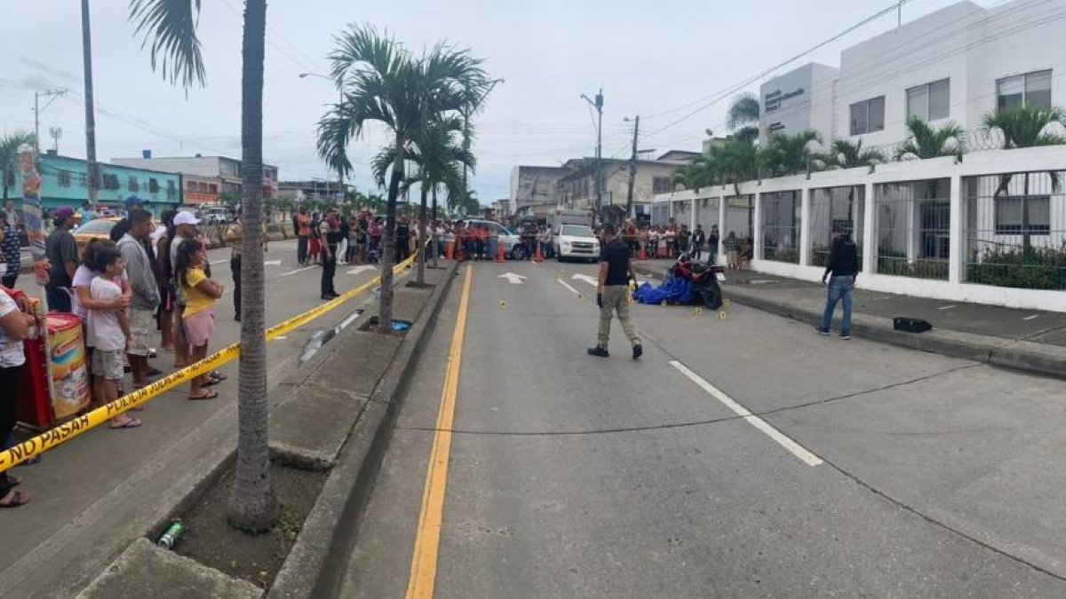 El cuerpo de Jorge Luis Silva Carrillo quedó junto a su motocicleta.