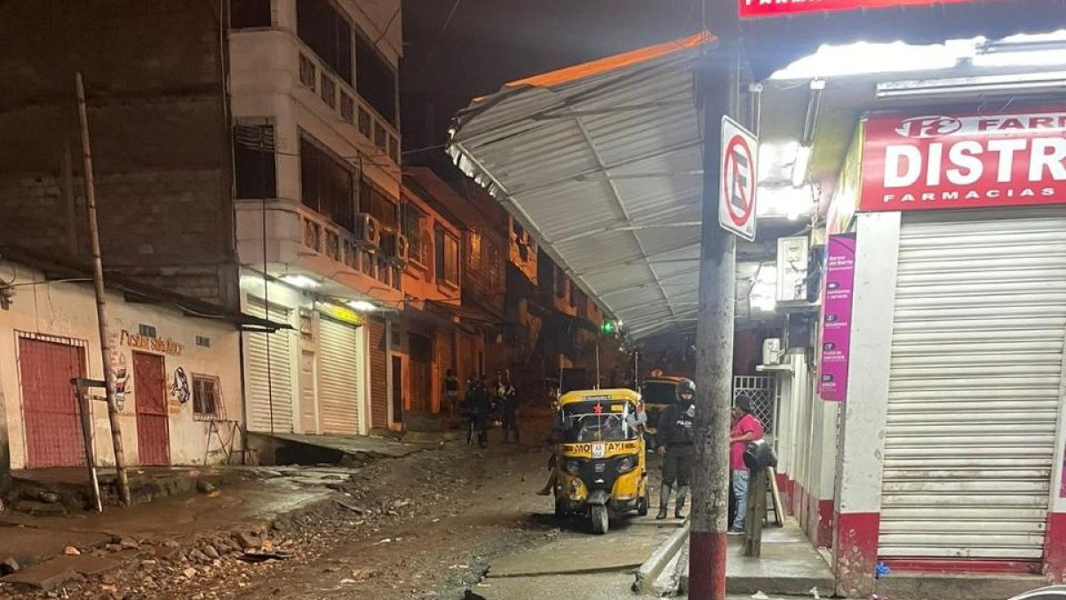 Vecinos subieron a la mujer a una tricimoto para auxiliarla. Paramédicos confirmaron su deceso.