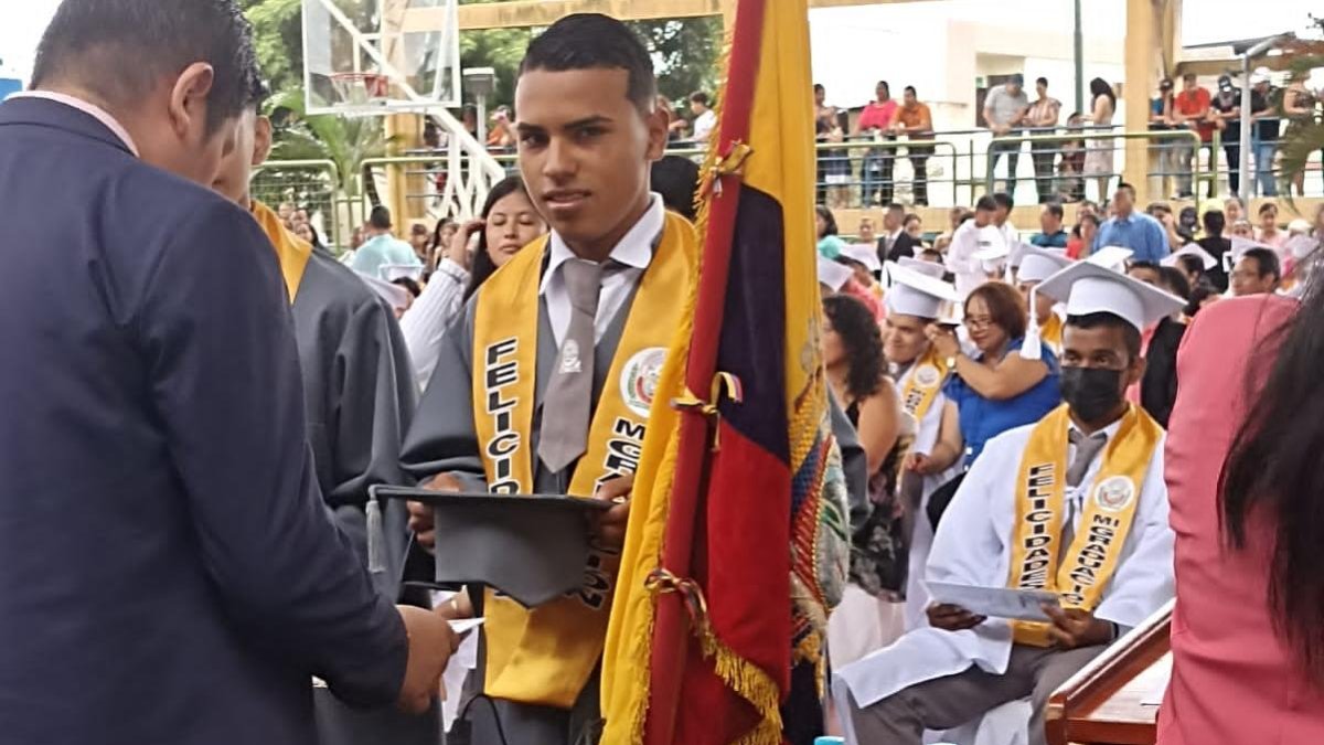 Nervioso, pero feliz, así estuvo Kevin en su graduación de bachiller.