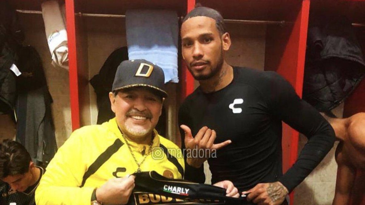 Diego Armando y Vinicio Angulo y una historia de la cancha a Netflix.