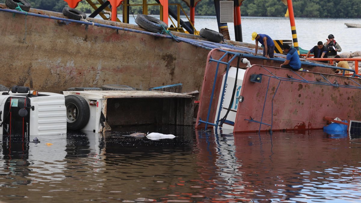 Los camiones quedaron prácticamente hundidos en consecuencia del accidente fluvial.