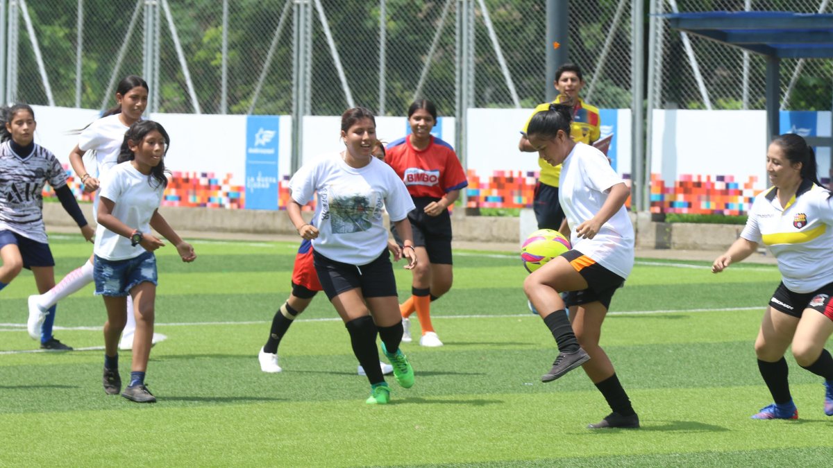 En la cancha olvidan todos los problemas personales. Es su momento de brillar con goles.