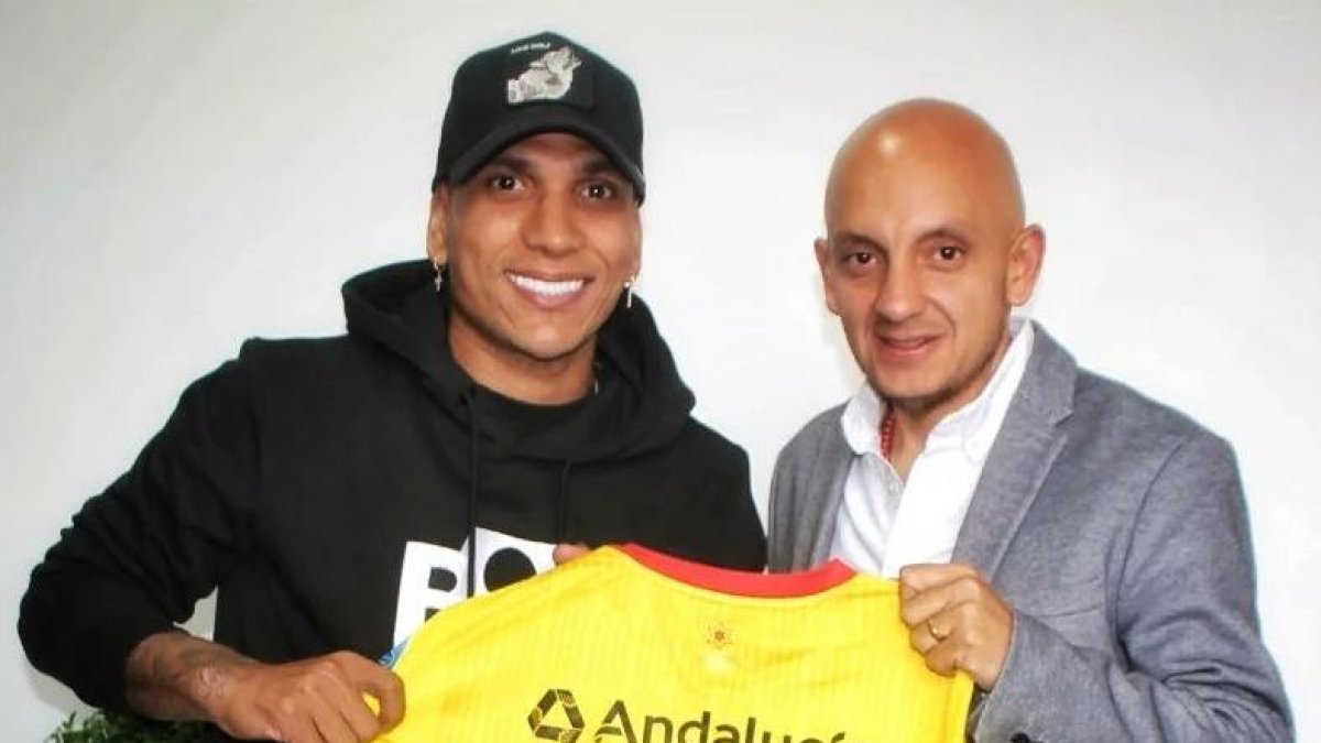 El venezolano Rómulo Otero (i) destaca como volante ofensivo y por su potente disparo.