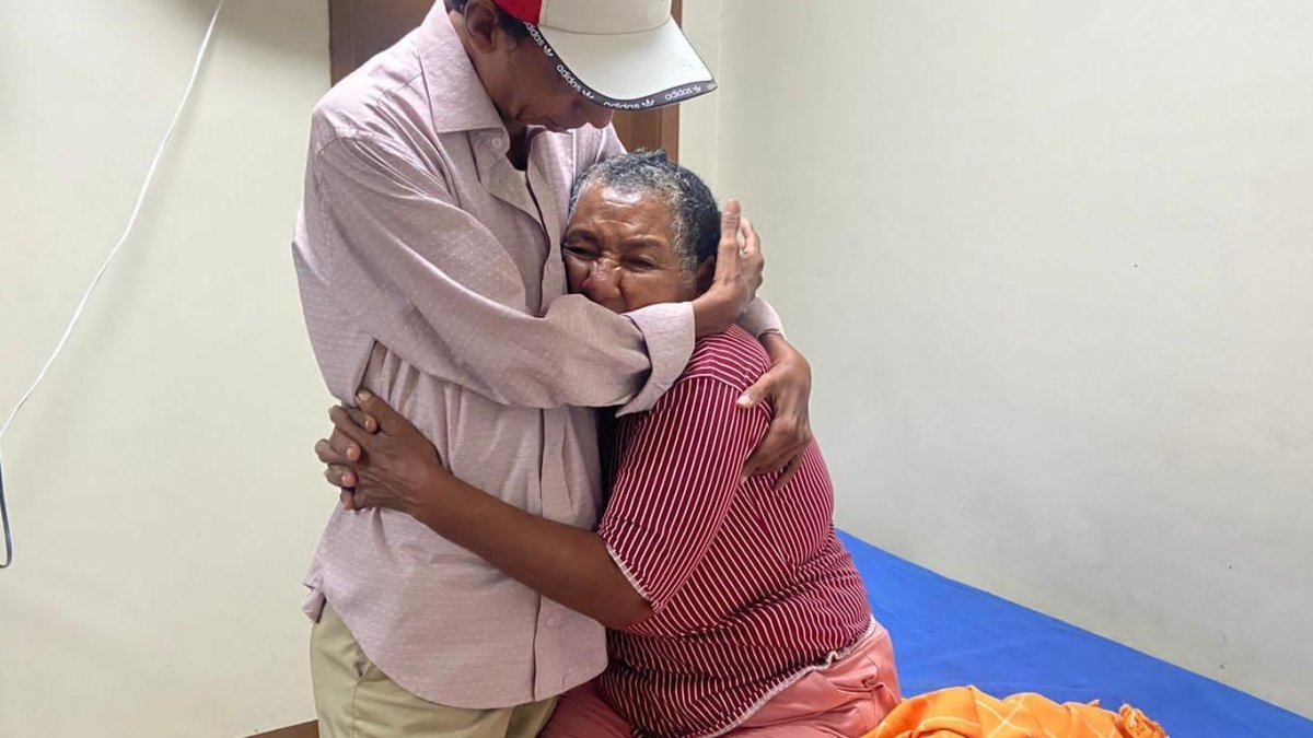 Junto a su hijo Carlos, quien se hará cargo de la adulta mayor.