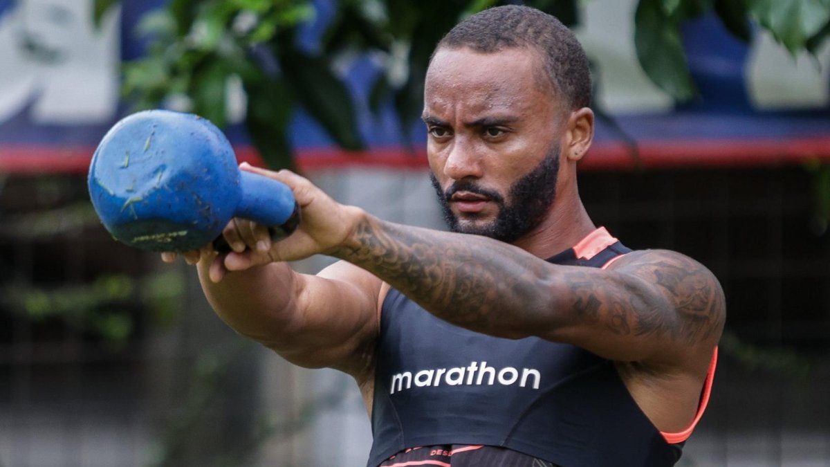 Leonai Souza de Barcelona, en pleno entrenamiento para el partido ante Mushuc Runa.