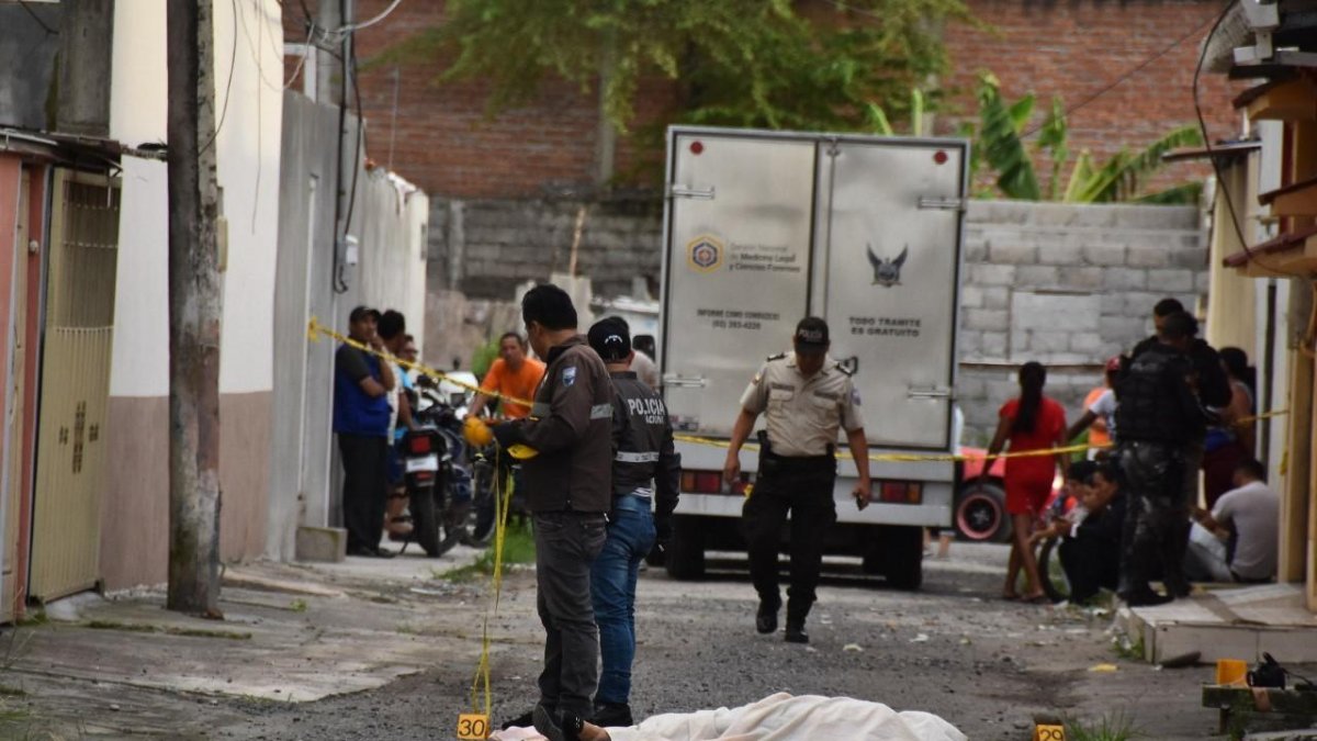 La fémina quedó tendida en la calle frente a su vivienda.