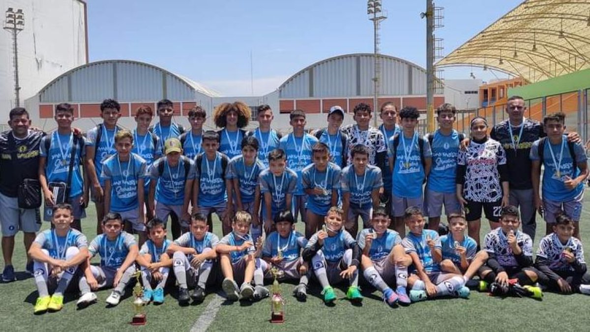 Los jugadores de la Academia del Nine Kaviedes regresaron al país tras casi un mes de una gira internacional.