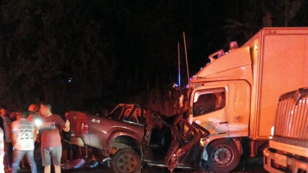 El impacto fue tan fuerte que los cuerpos quedaron atrapados entre los fierros de la camioneta.