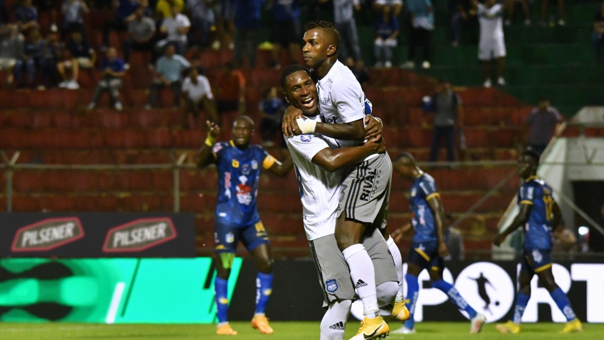 Bryan Angulo (i) y Miller Bolaños se lesionaron en el partido con Delfín, que se disputó el sábado 1 de abril de 2023 en la LigaPro.