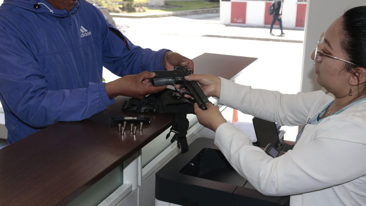 Según la ley, el permiso  de porte de armas tiene una validez de dos a cinco años.