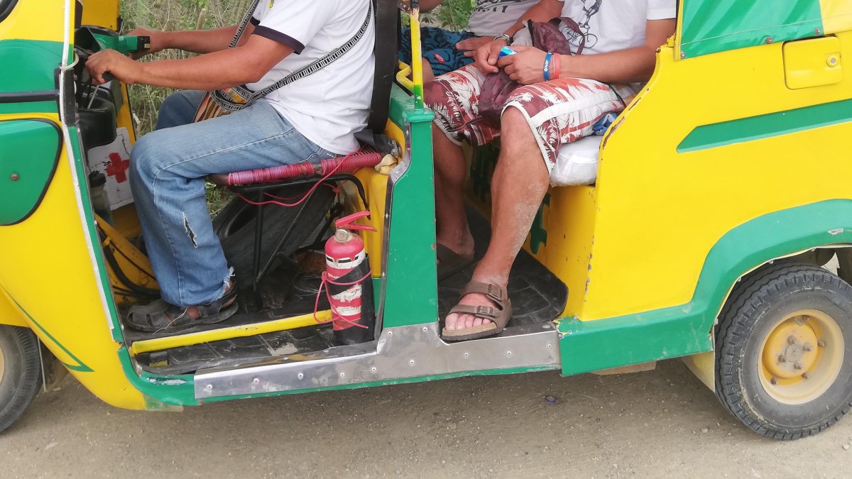Dos pasajeros murieron dentro de una mototaxi, el chofer resultó herido.