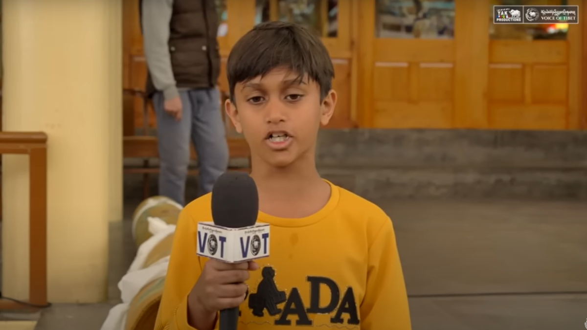 El menor involucrado siendo entrevistado por la cadena The Voice Of Tibet.