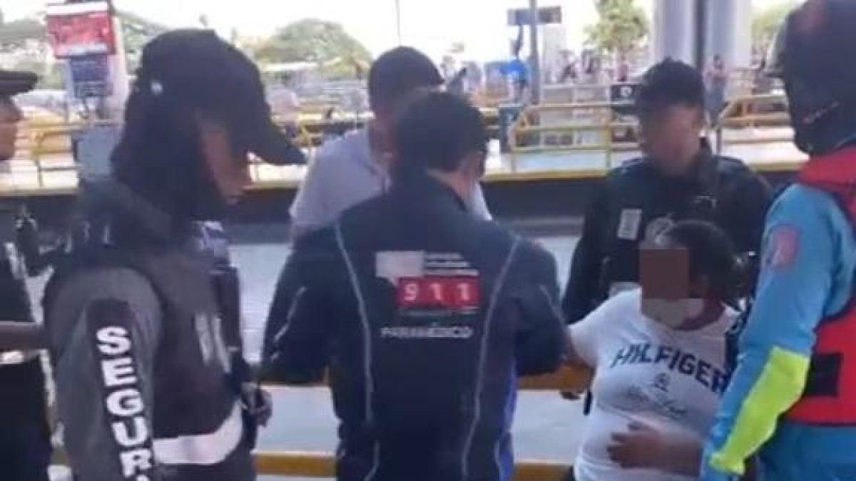 La mujer afectada fue atendida por paramédicos.