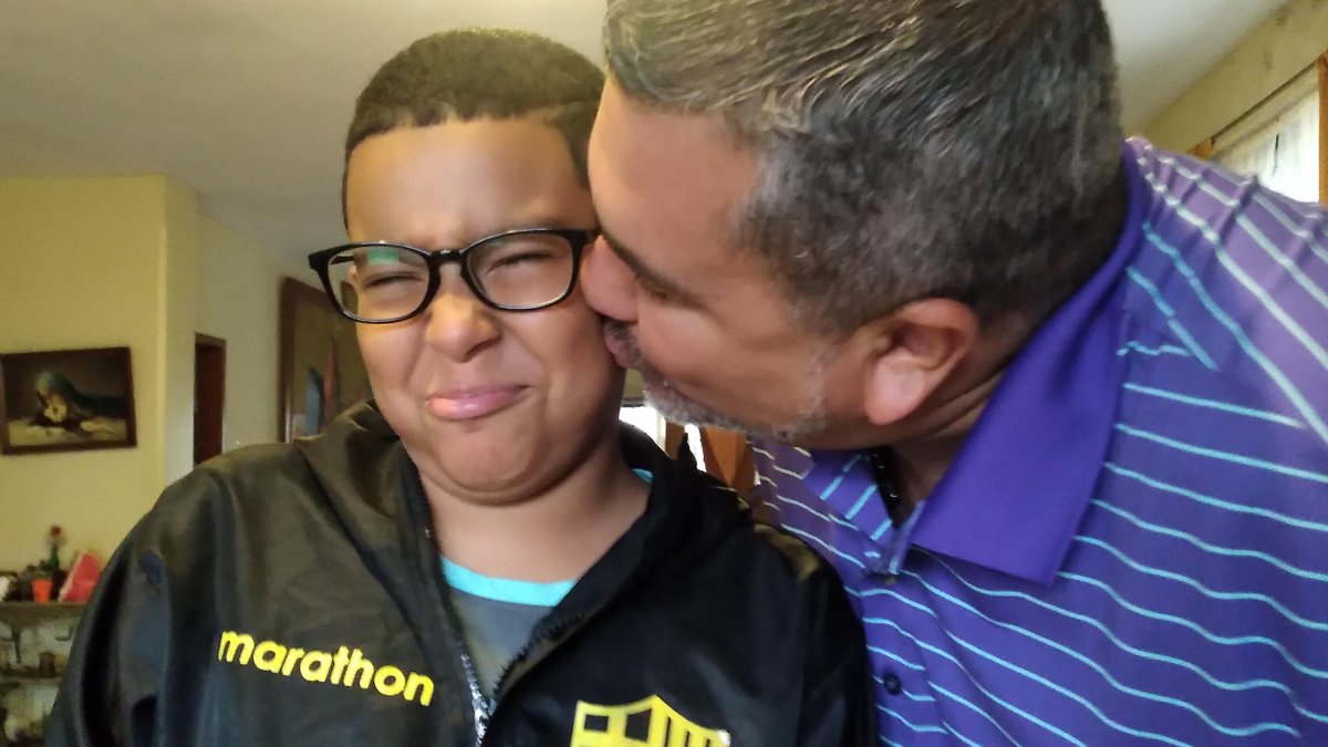 Respete a su hijo; si él no quiere contacto físico como un saludo, que así sea.