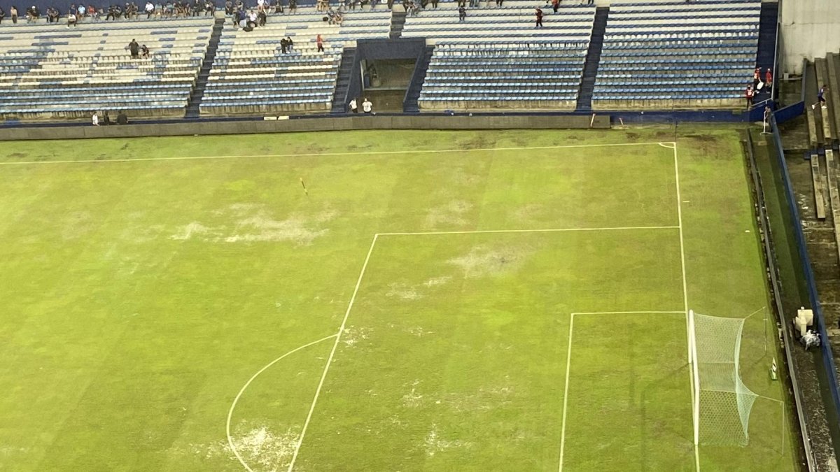 La pelota no rodaba en la cancha del Capwell. El partido se lo jugará el lunes 17 de abril del 2023 desde las 16:30.