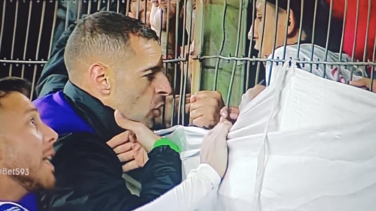 La hinchada de Liga de Quito no estuvo contenta con el desempeño del equipo y se cargaron en contra de Gabbarini.