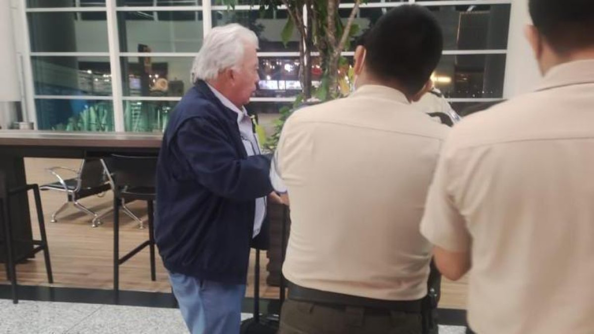 Danilo Carrera fue retenido en el aeropuerto cuando intentaba viajar a Estados Unidos.