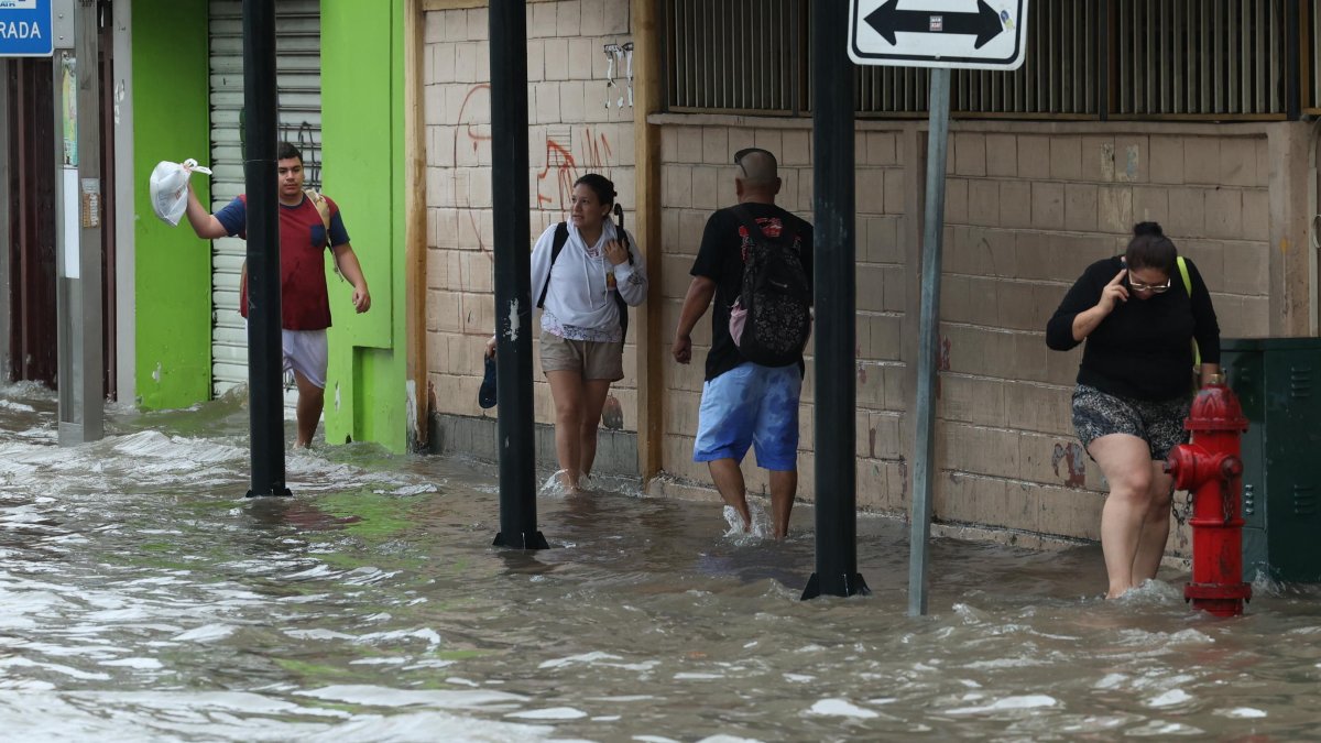 La inundación de  sectores complica la movilidad peatonal y vehicular. En unos casos hasta suele ingresar agua en las viviendas.