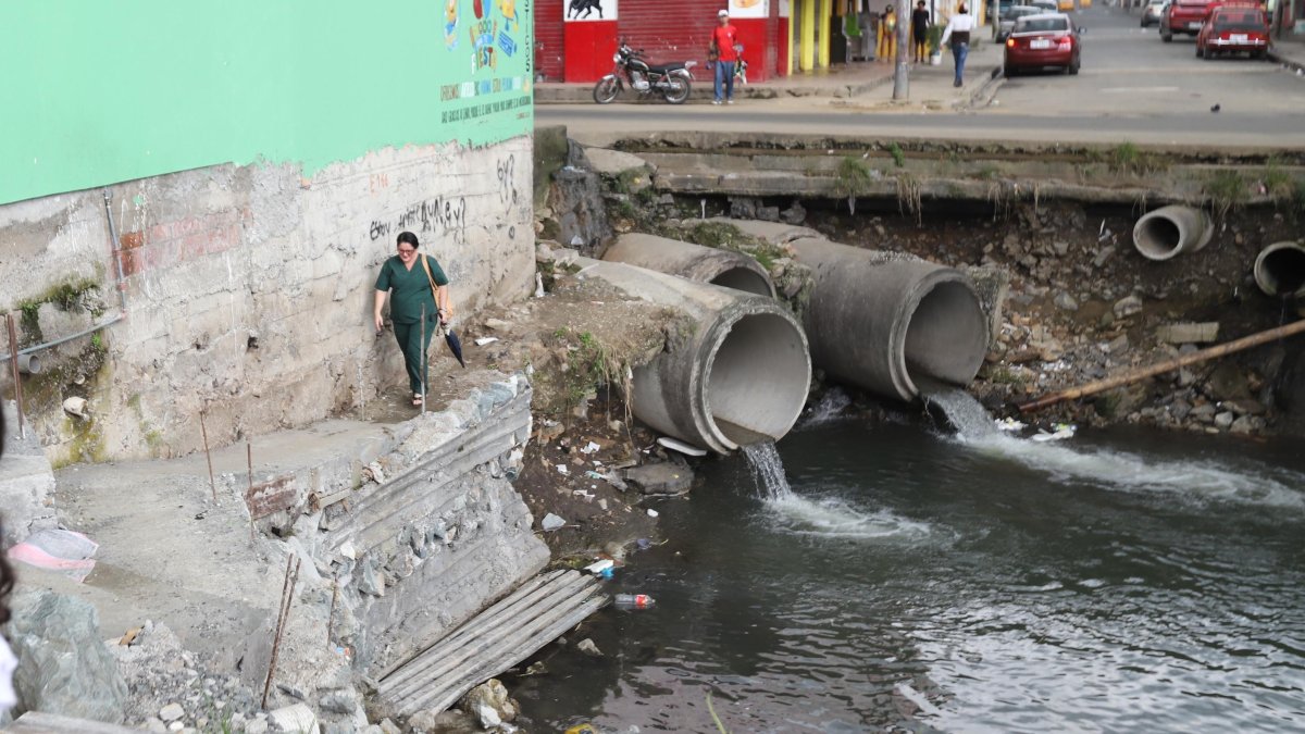 Los moradores se valieron de su ingenio y ‘construyeron’ su propia entrada peatonal, que los hace peligrar.