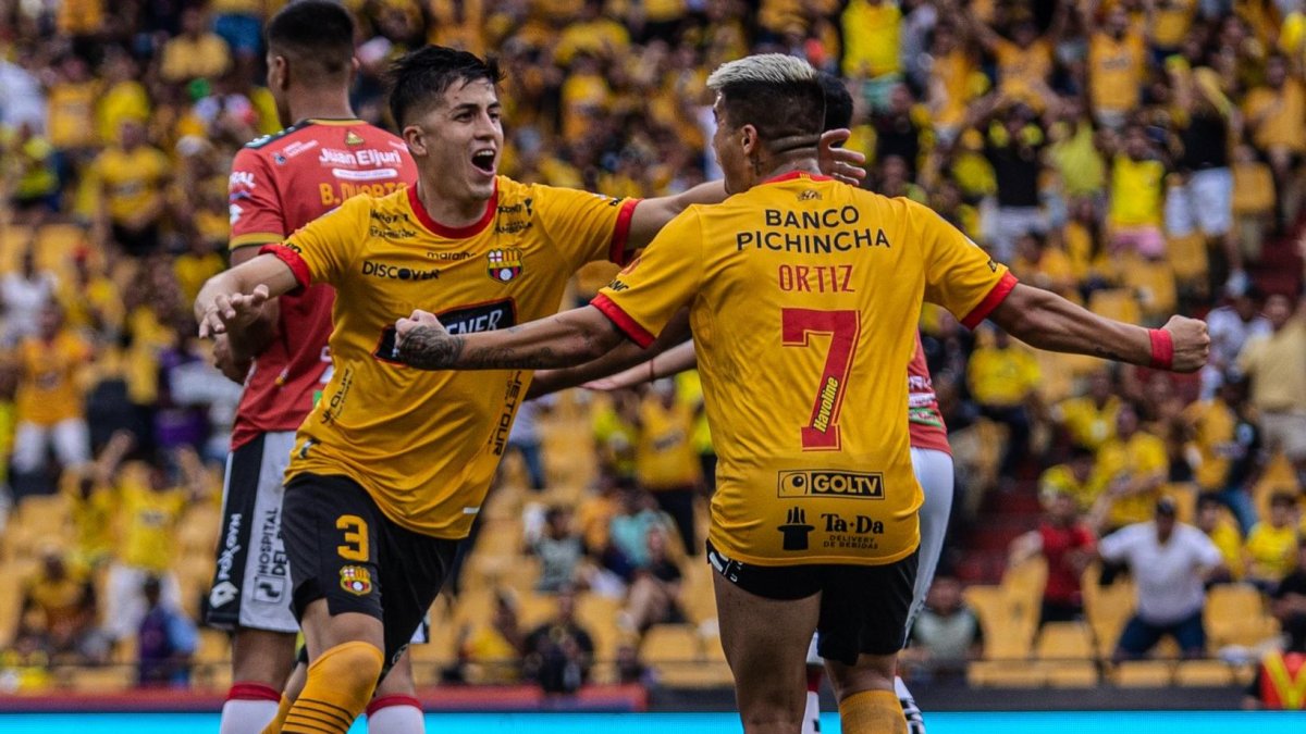 Luca Sosa en pleno festejo junto a Christian Ortiz. Era la fiesta de Barcelona.