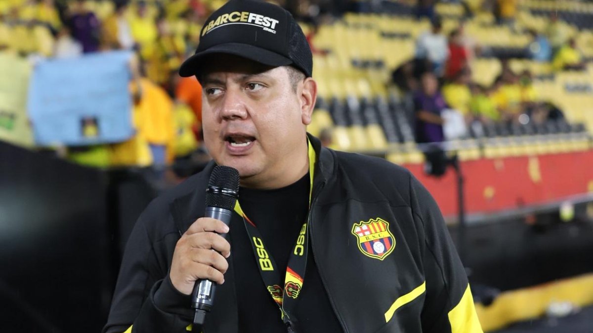 Es un todólogo, hace de todo en el arte actoral y del canto. Cuando juega el ídolo, es el primero en llegar al estadio.